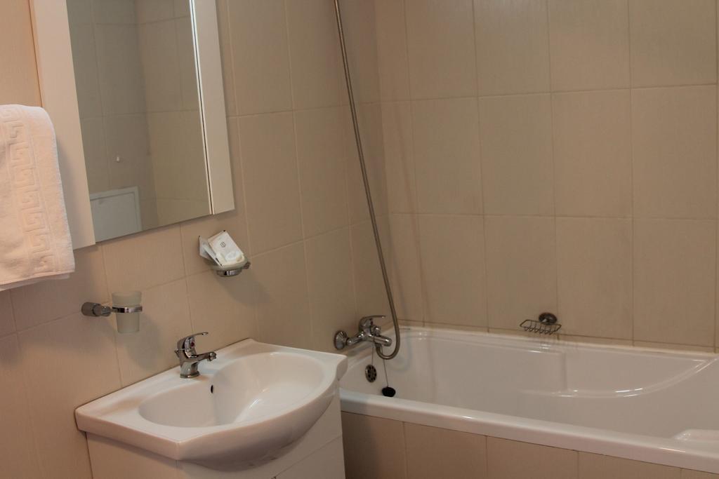 Hotel Zimbru Câmpulung Moldovenesc エクステリア 写真