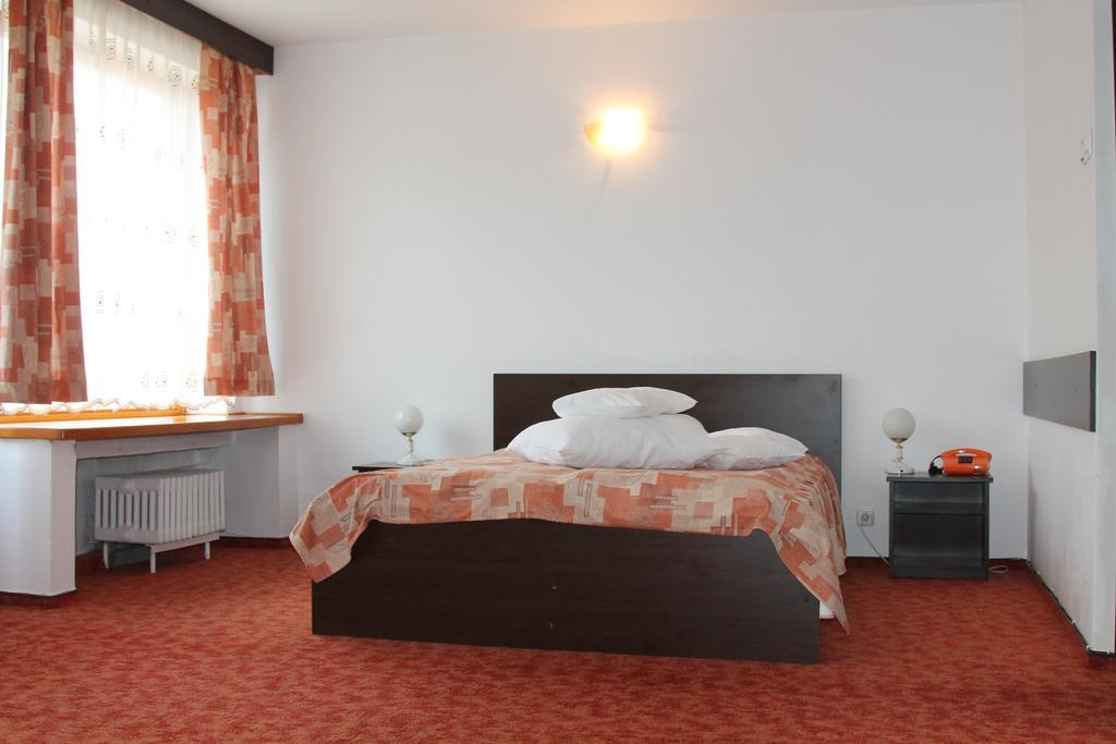Hotel Zimbru Câmpulung Moldovenesc エクステリア 写真