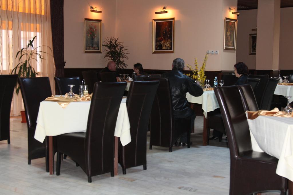 Hotel Zimbru Câmpulung Moldovenesc エクステリア 写真